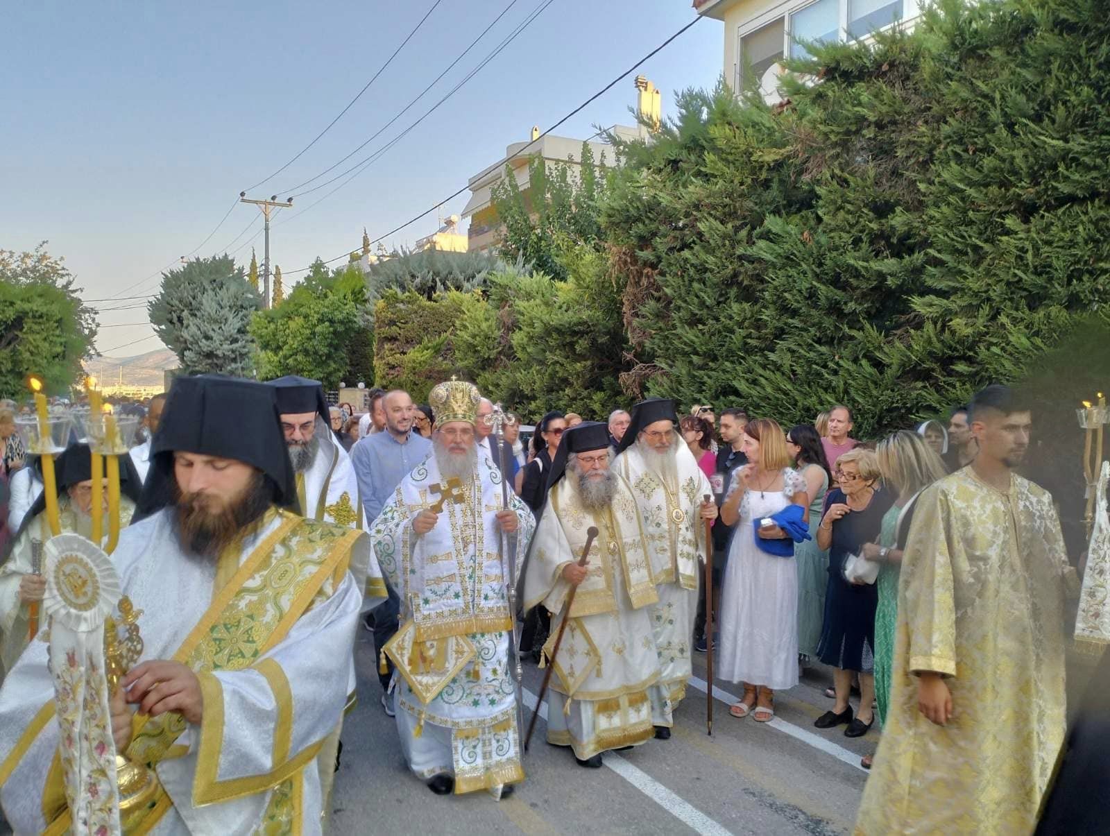 Σε κλίμα κατάνυξης η λιτανεία της ιεράς εικόνας της Αγίας Ειρήνης Χρυσοβαλάντου στη Λυκόβρυση 
