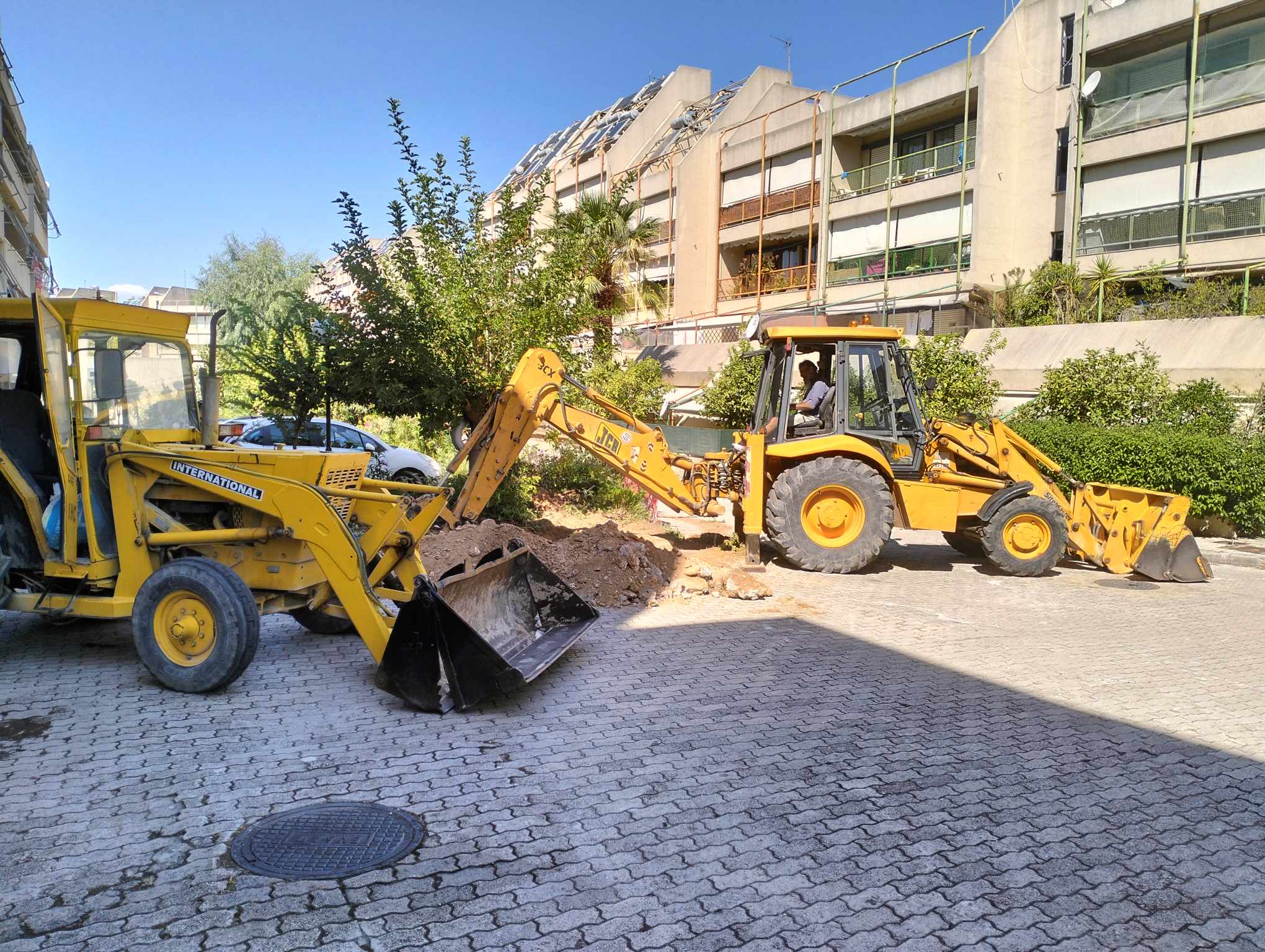 Σε εξέλιξη βρίσκεται στο Ηλιακό Χωριό το έργο σύνδεσης των αγωγών ακαθάρτων των κατοικιών με το κεντρικό δίκτυο της ΕΥΔΑΠ 