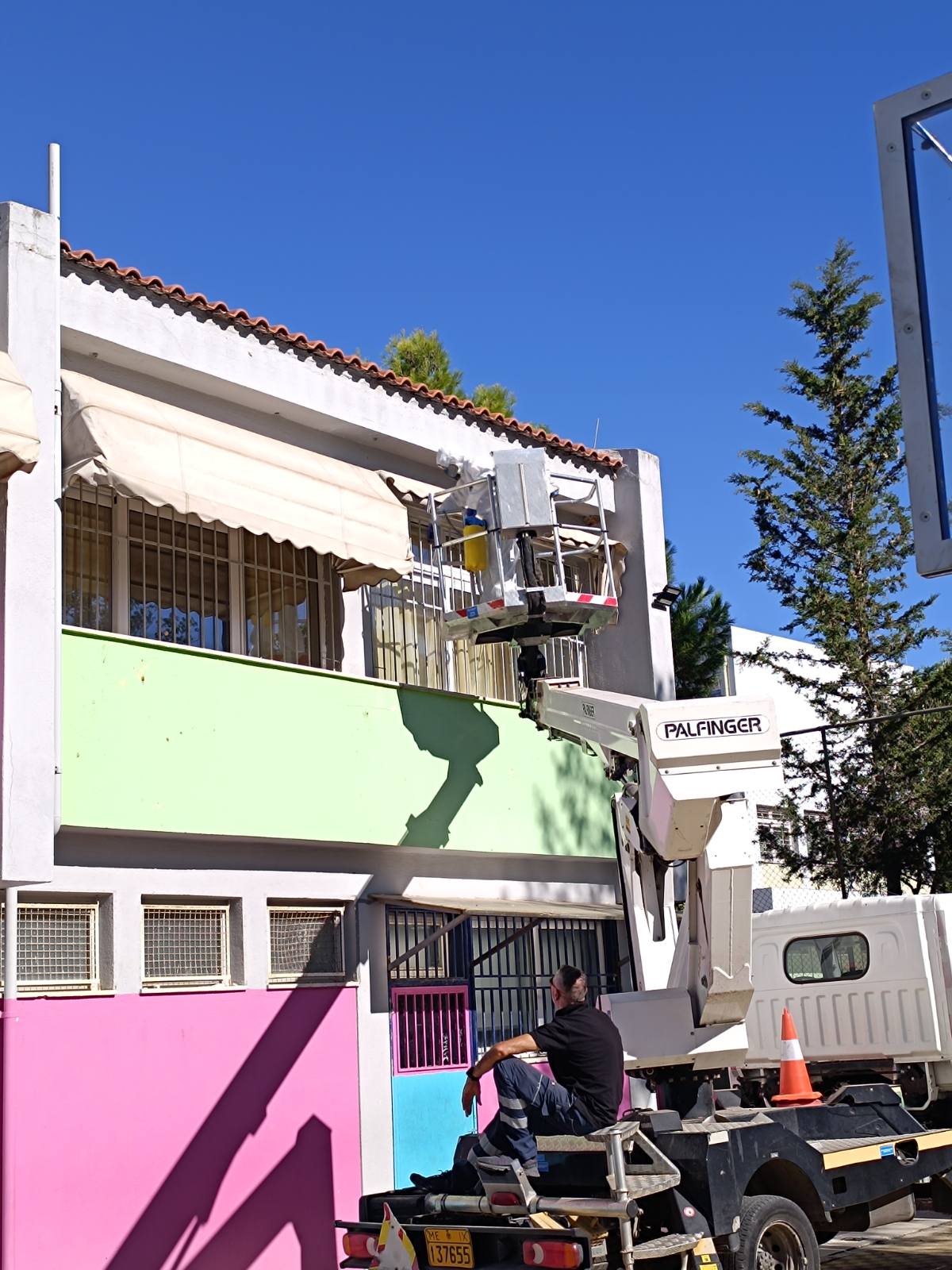 Άμεση και στοχευμένη απεντόμωση στο 2ο Δημοτικό Σχολείο Λυκόβρυσης για την αντιμετώπιση σκούρκων από τον Δήμο Λυκόβρυσης - Πεύκης