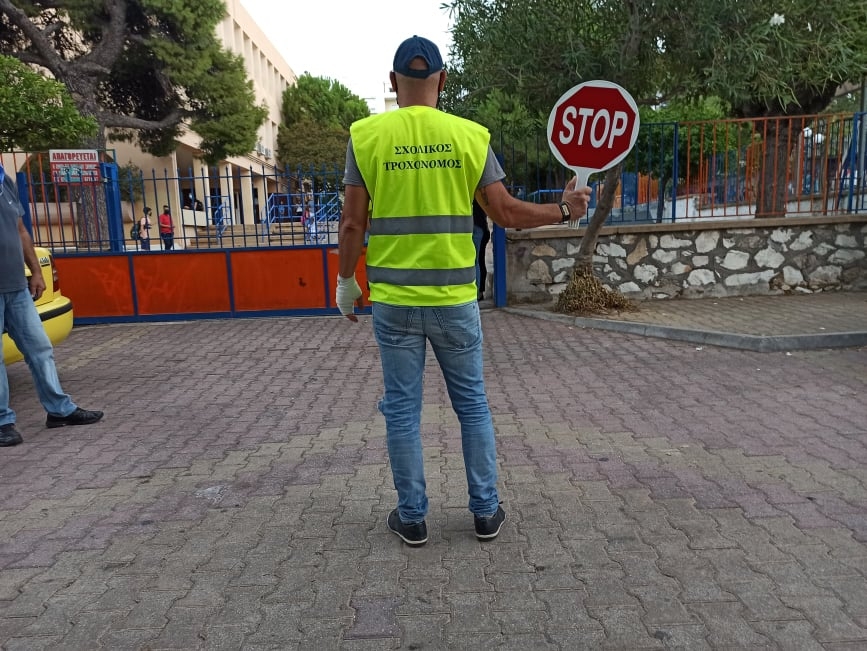 Εννιά εθελοντές σχολικοί τροχονόμοι στον Δήμο Λυκόβρυσης- Πεύκης