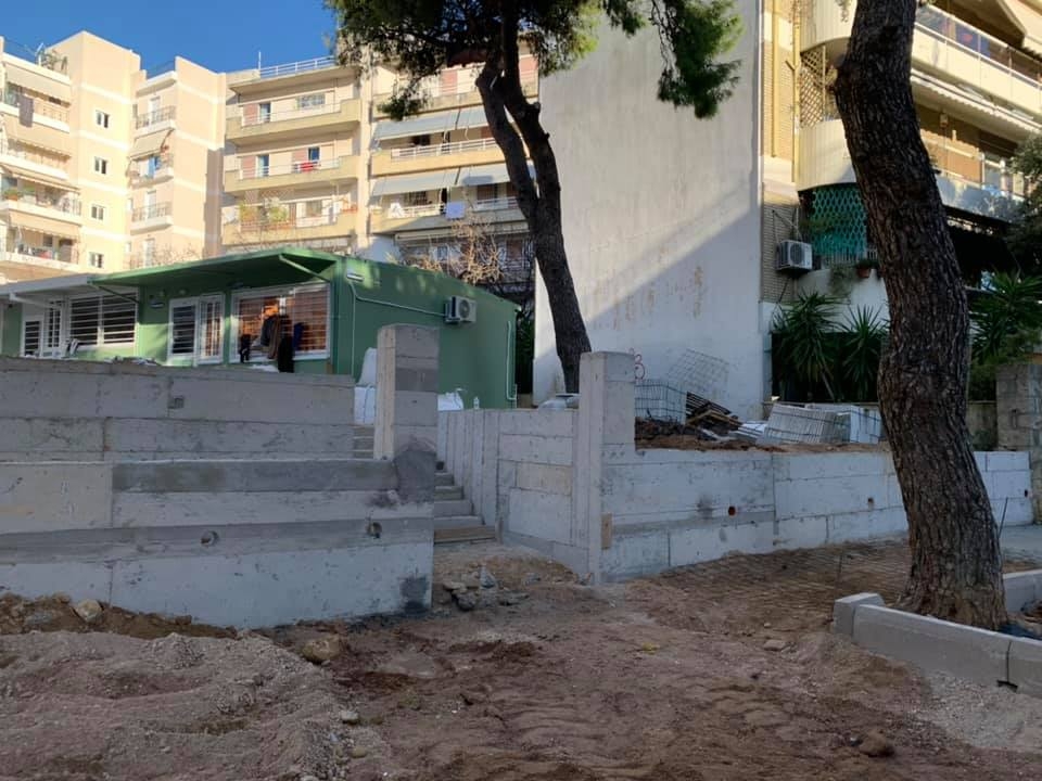 Συνεχίζονται οι εργασίες στον προαύλιο χώρο των παραρτημάτων νηπιαγωγείων στην Πεύκη