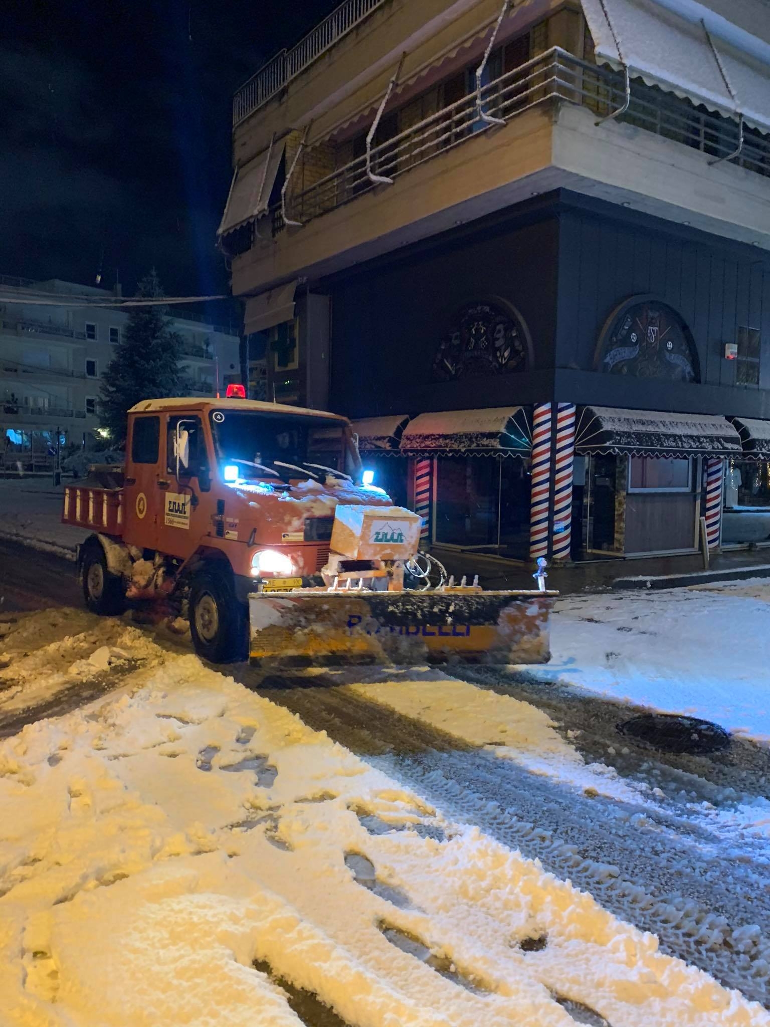 Συνεχίζουν να αντιμετωπίζουν την κακοκαιρία τα συνεργεία του Δήμου