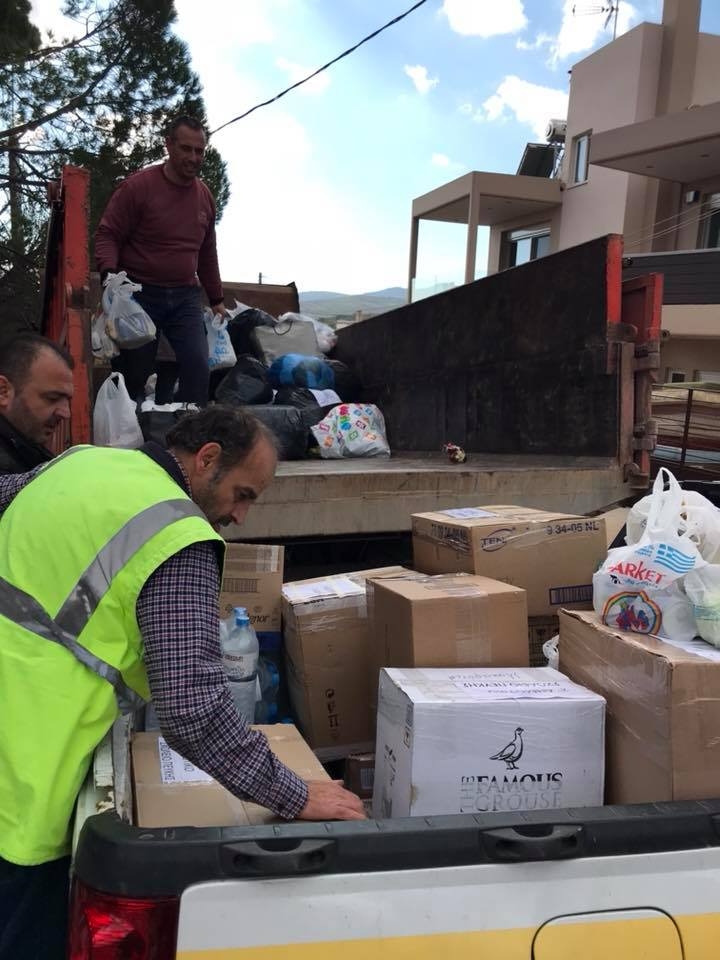 Είδη πρώτης ανάγκης από τον Δήμο Λυκόβρυσης Πεύκης στον Δήμο Μάνδρας Ειδυλλίας παρέδωσε ο Δήμαρχος Τάσος Μαυρίδης και οι Κοινωνικές Υπηρεσίες