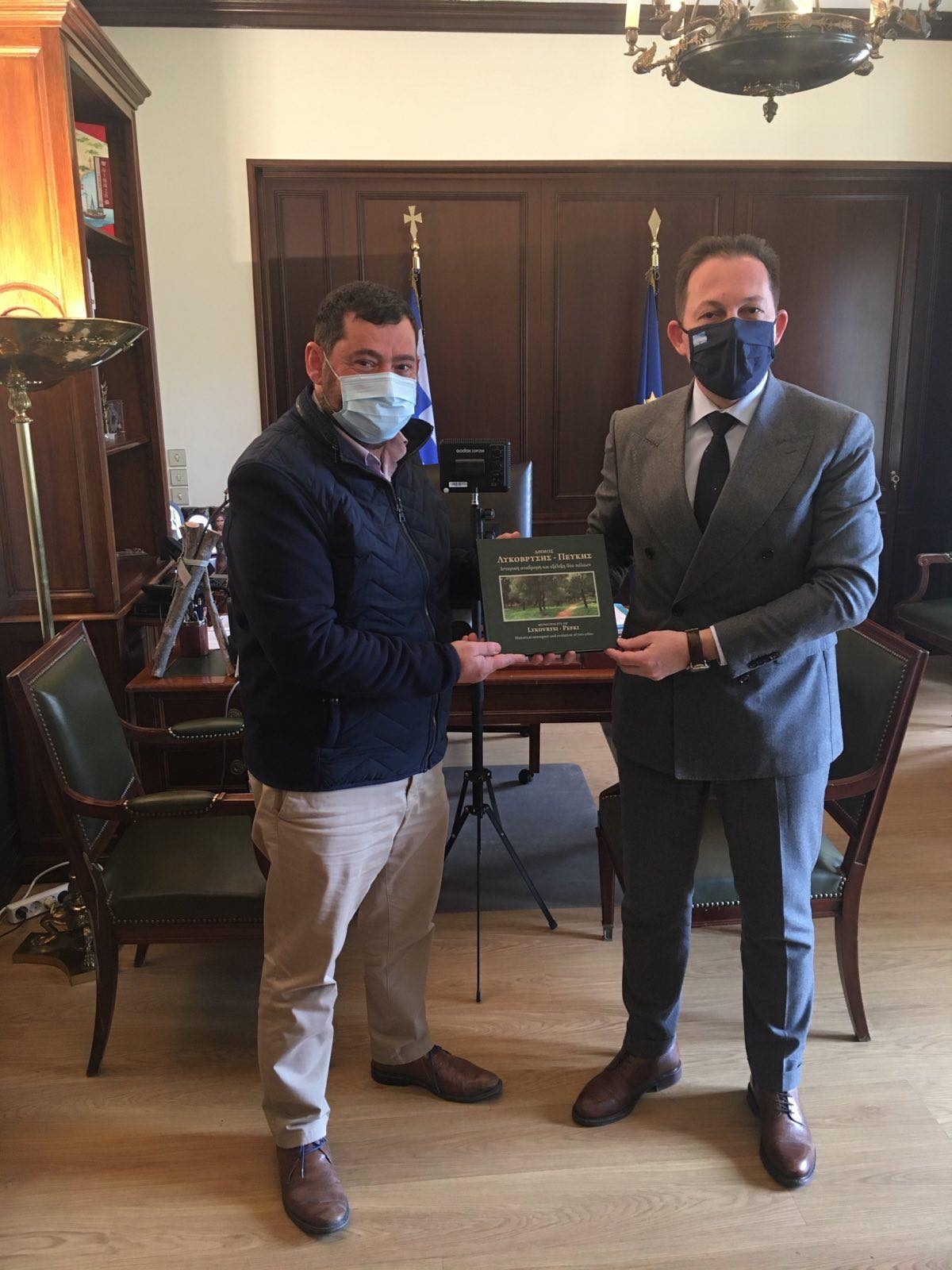 Την ιστορική έκδοση του Δήμου παρέδωσε στον Αναπληρωτή Υπουργό Εσωτερικών ο Δήμαρχος