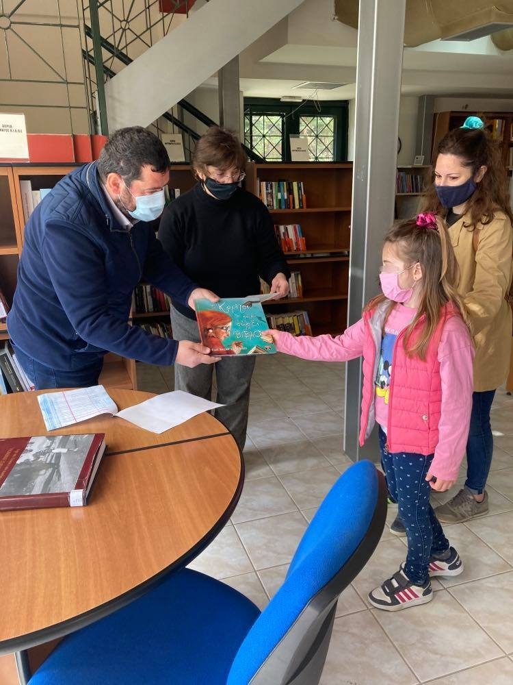 Στη Δημοτική Βιβλιοθήκη ο Δήμαρχος για να βραβεύσει τους μικρούς βιβλιοφάγους