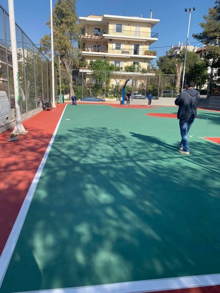 Συνεχίζονται οι εργασίες ανακατασκευής του ανοιχτού γηπέδου καλαθοσφαίρισης στην Κάτω Πεύκη