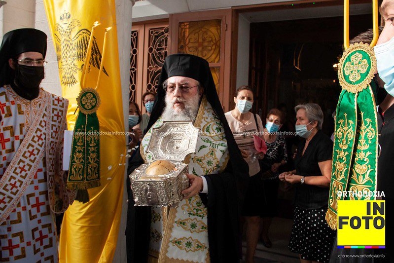 Στην υποδοχή της τιμίας κάρας της Αγίας νεομάρτυρος Ελένης της Σινωπίτιδας από τον ναό των Αγίων Αποστόλων Πέτρου και Παύλου ο Δήμαρχος