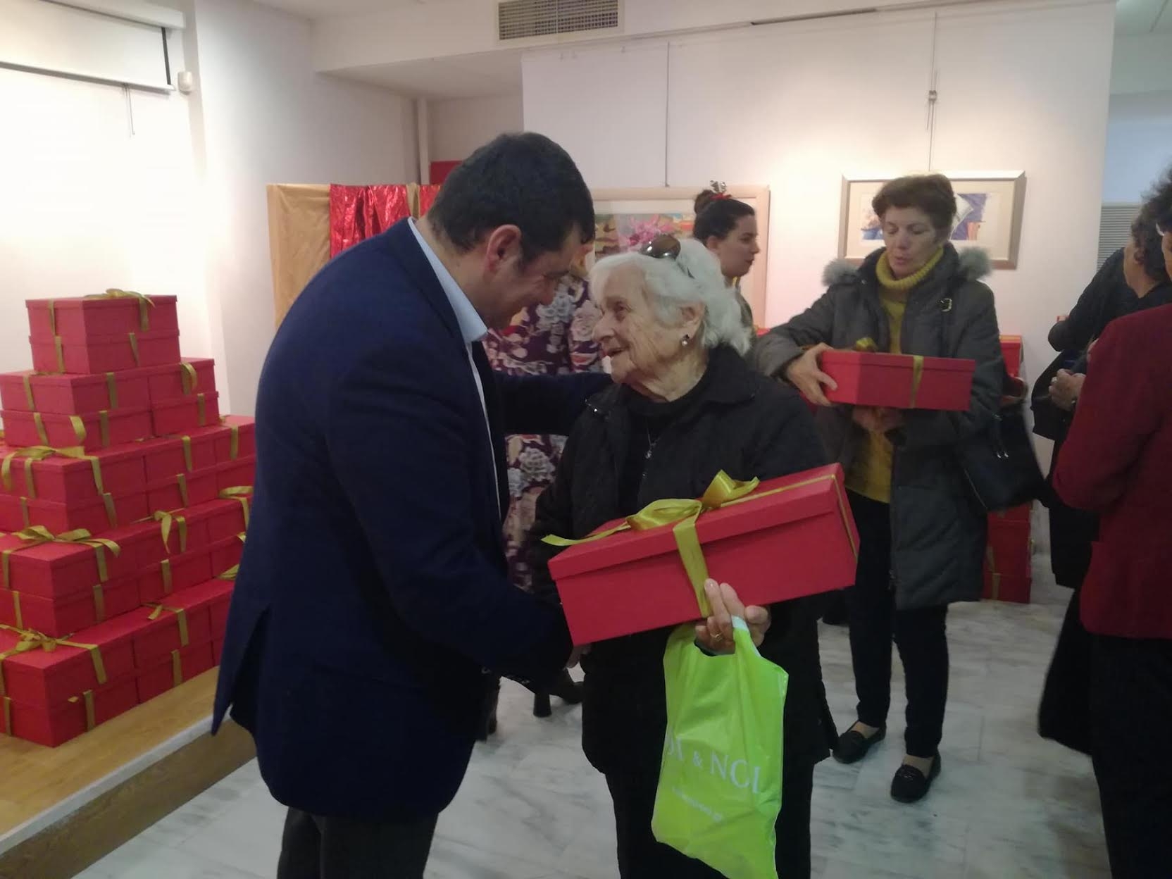 Διανομή Δώρων από τον Δήμο Λυκόβρυσης Πεύκης