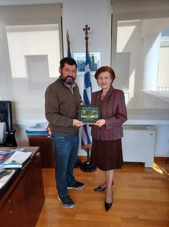 Την ιστορική έκδοση του Δήμου παρέδωσε στην Ειρήνη Μαυροπούλου ο Δήμαρχος