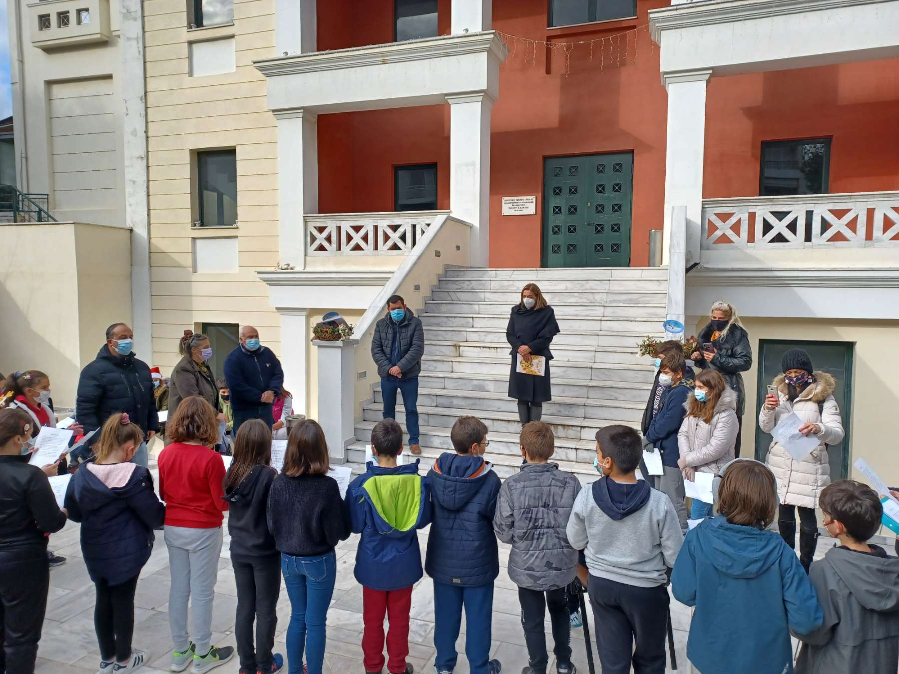 Τα χριστουγεννιάτικα κάλαντα από τους μαθητές του 2ου Δημοτικού Πεύκης άκουσε ο Δήμαρχος