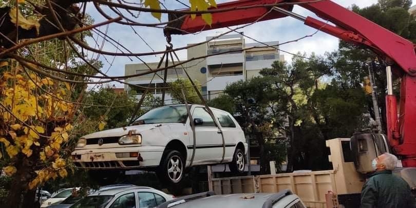 Συνεχίζεται η περισυλλογή εγκαταλελειμμένων οχημάτων από τον Δήμο Λυκόβρυσης- Πεύκης