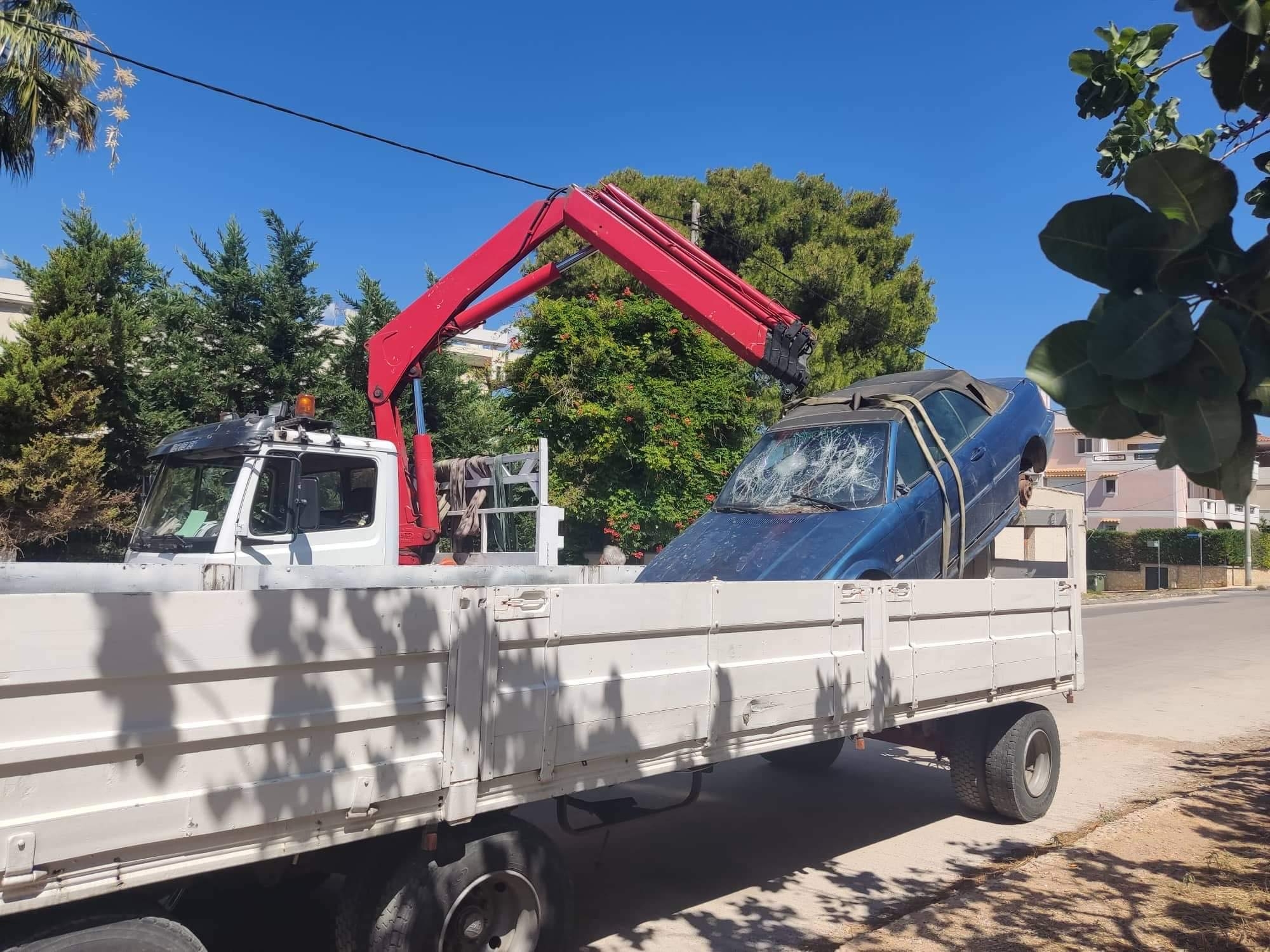 Συνεχίζεται η περισυλλογή εγκαταλελειμμένων οχημάτων από τον Δήμο Λυκόβρυσης- Πεύκης