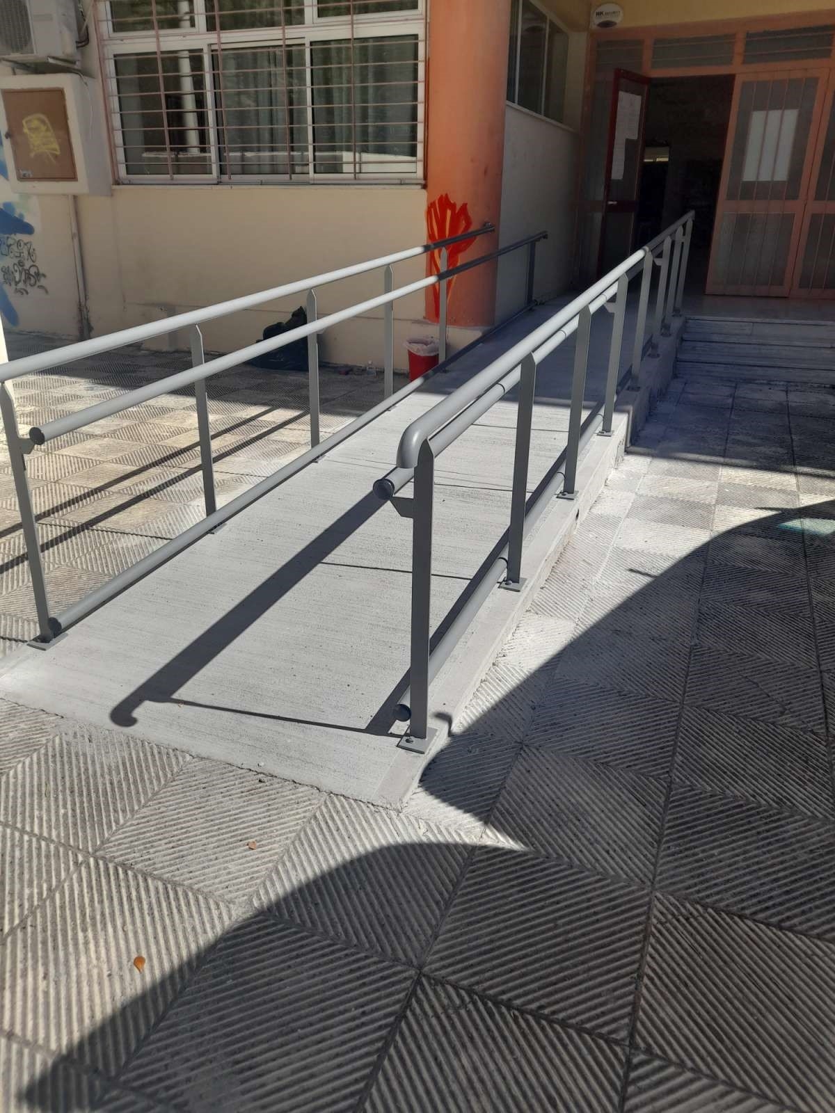 Προχωρά η κατασκευή ραμπών και χώρων υγιεινής για την πρόσβαση και την εξυπηρέτηση ΑΜΕΑ σε σχολικές μονάδες του Δήμου