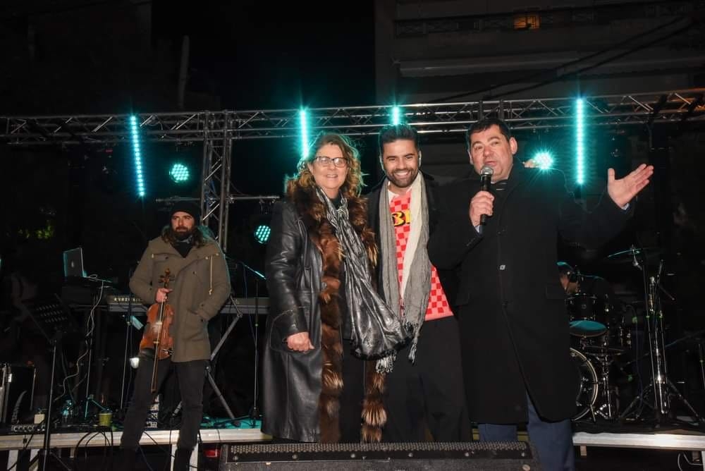 Άναψε το Χριστουγεννιάτικο Δέντρο στην Πεύκη και ανάβει στη Λυκόβρυση την Κυριακή 4/12