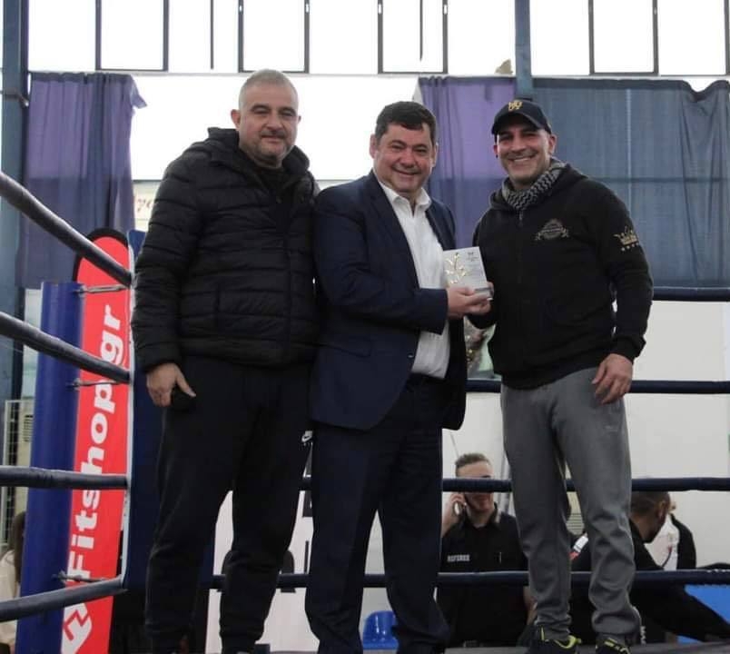 Στους αγώνες kickboxing στο Δημοτικό Γυμναστήριο Πεύκης ο Δήμαρχος
