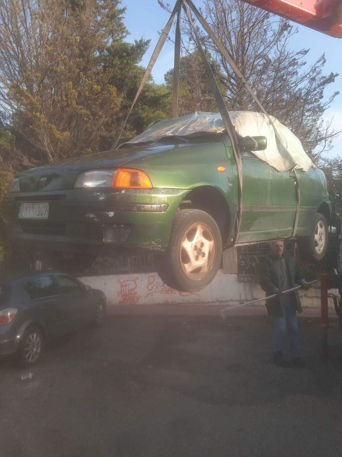 Συνεχίζεται η περισυλλογή εγκαταλελειμμένων οχημάτων από τον Δήμο Λυκόβρυσης- Πεύκης