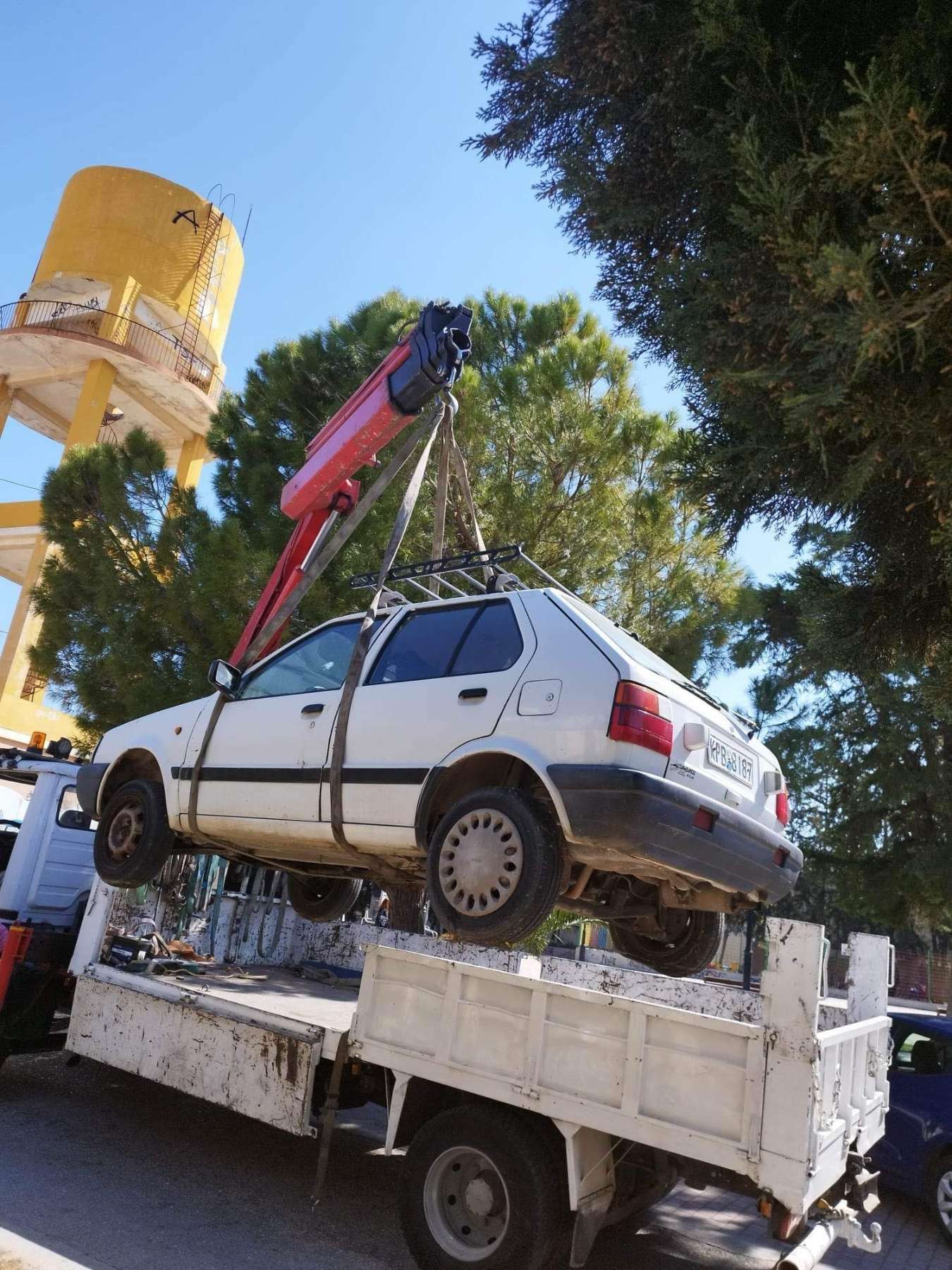 Συνεχίζεται η περισυλλογή εγκαταλελειμμένων οχημάτων από τον Δήμο Λυκόβρυσης- Πεύκης
