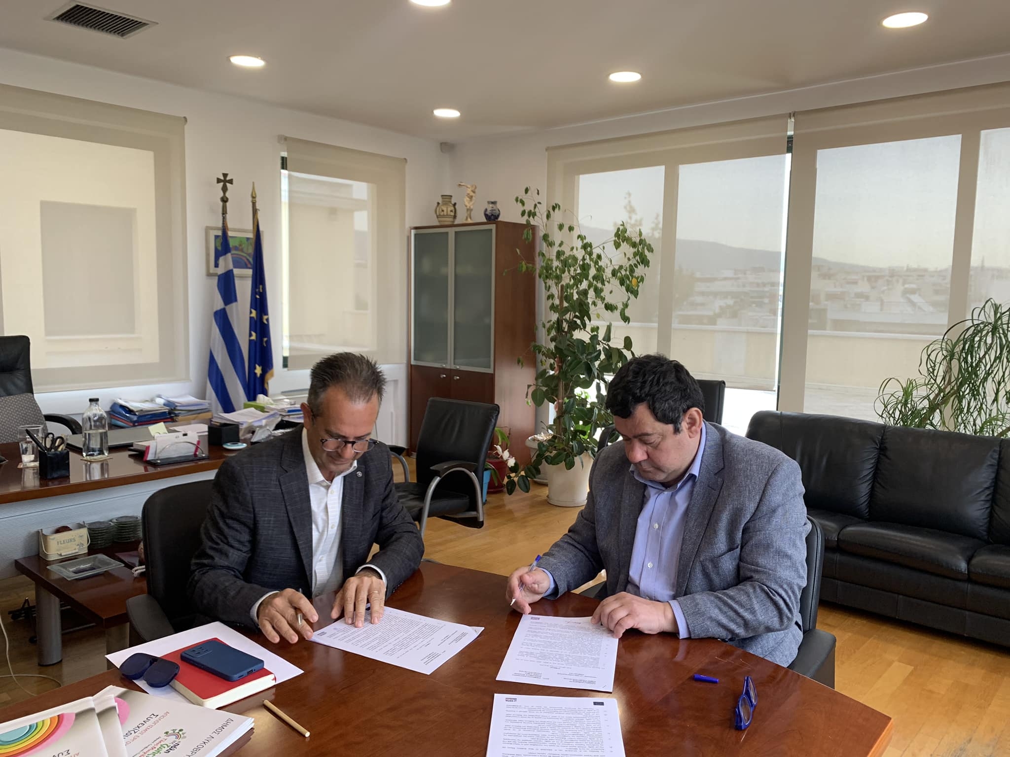 Υπογράφηκε η σύμβαση για την ενεργειακή αναβάθμιση σχολικών κτιρίων με χρηματοδότηση από την Περιφέρεια Αττικής
