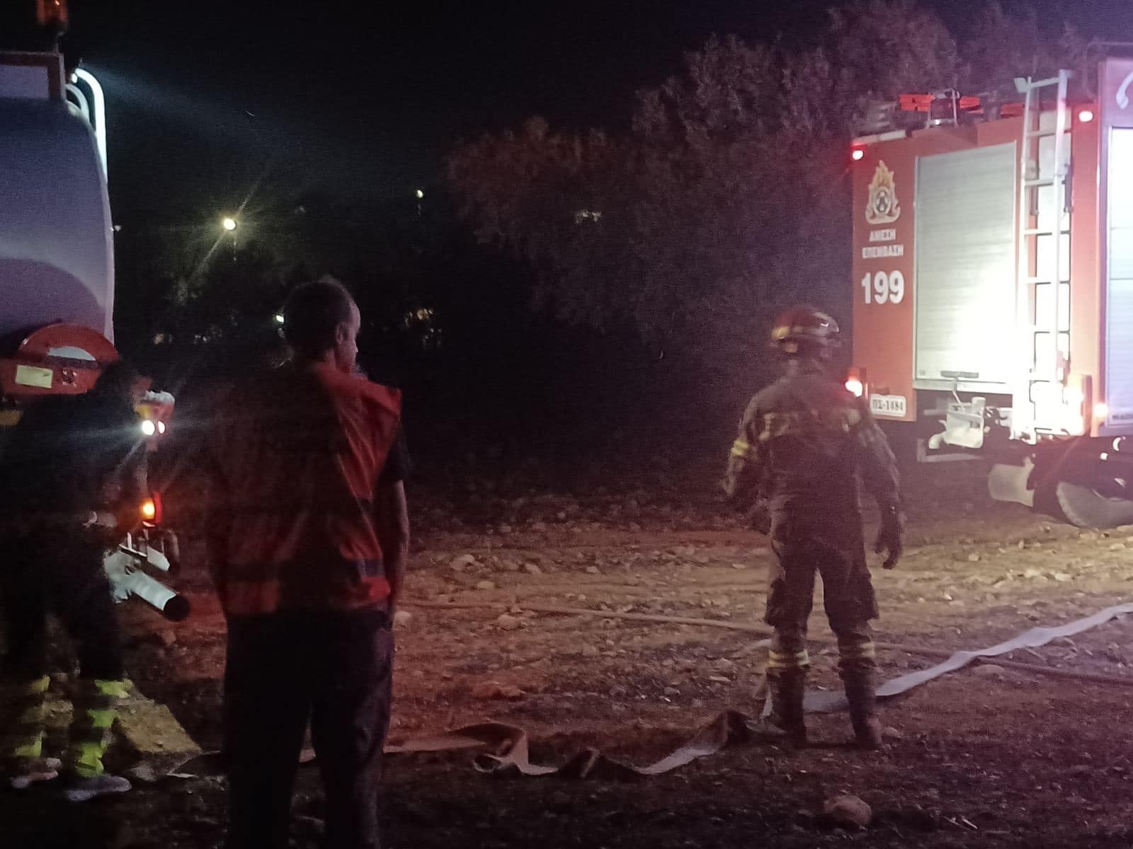Με ένα υδροφόρο όχημα συμμετείχε στην κατάσβεση της πυρκαγιάς της Μάνδρας ο Δήμος