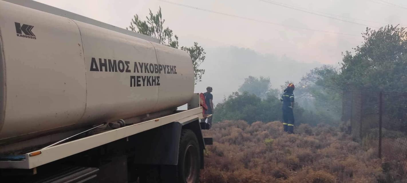 Με ένα υδροφόρο όχημα συμμετείχε στην κατάσβεση της πυρκαγιάς της Φυλής ο Δήμος