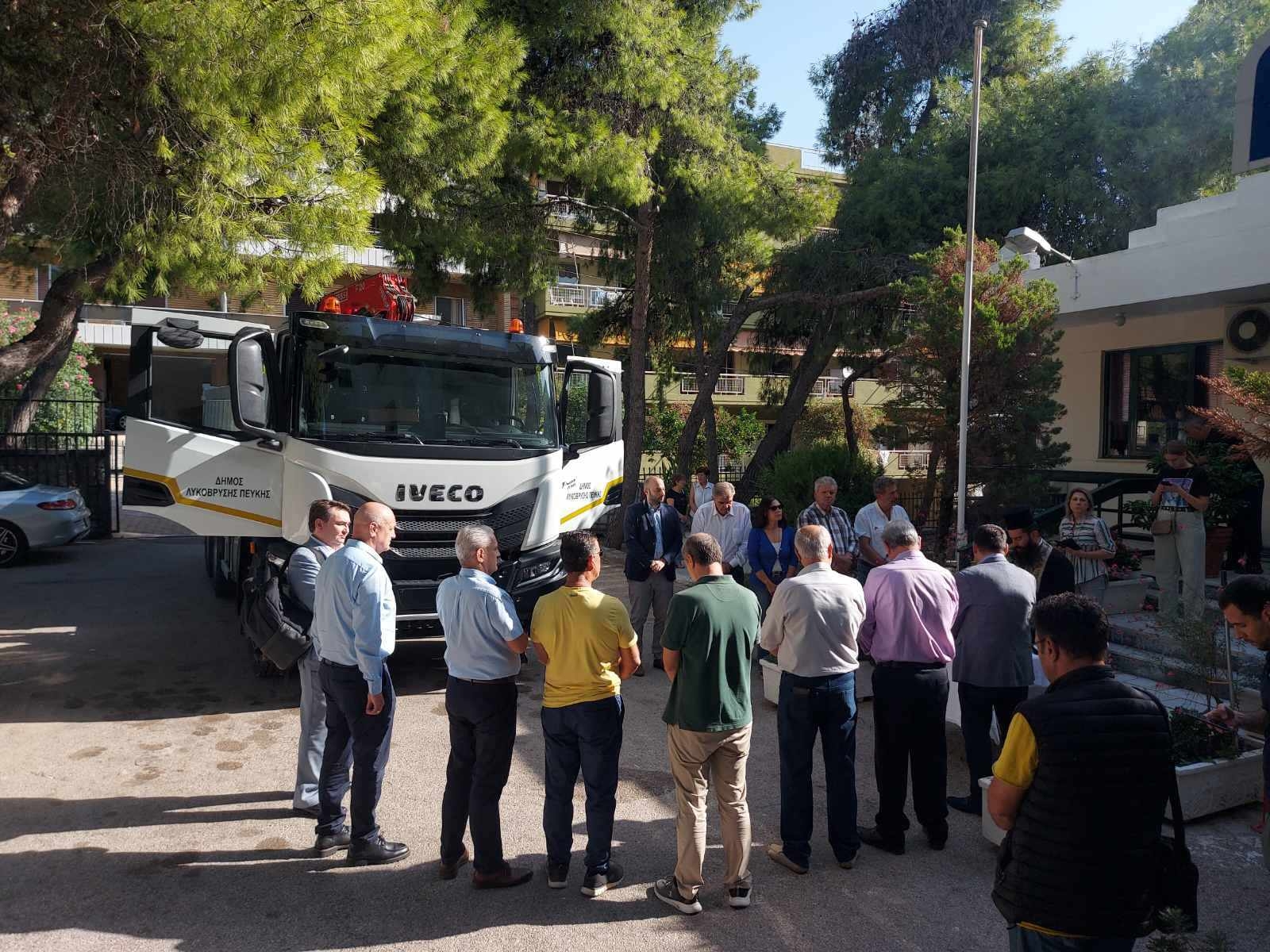 Ένα τριαξονικό φορτηγό με αρπάγη προστίθεται στον στόλο του Δήμου Λυκόβρυσης- Πεύκης