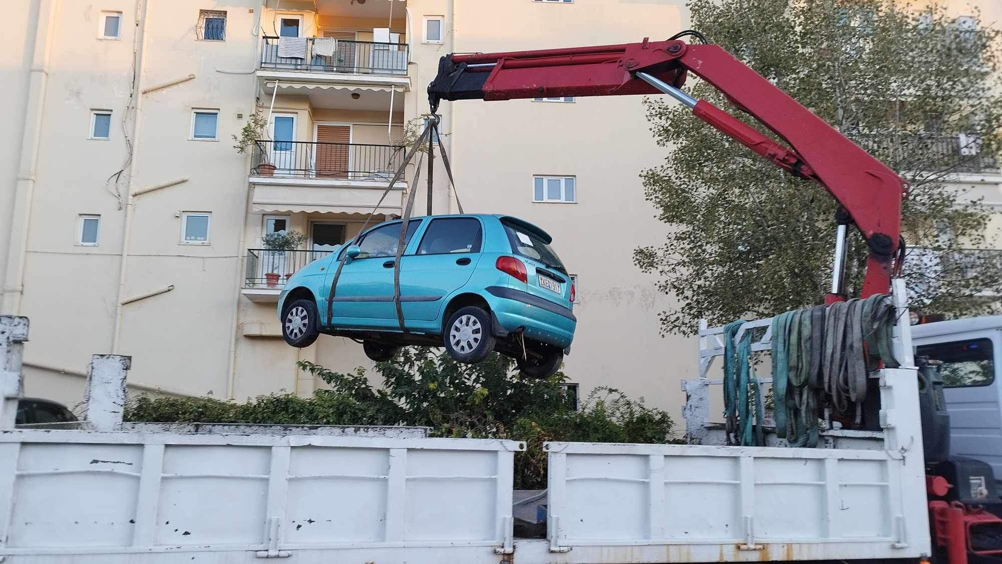 Συνεχίζεται η περισυλλογή εγκαταλελειμμένων οχημάτων από τον Δήμο Λυκόβρυσης- Πεύκης