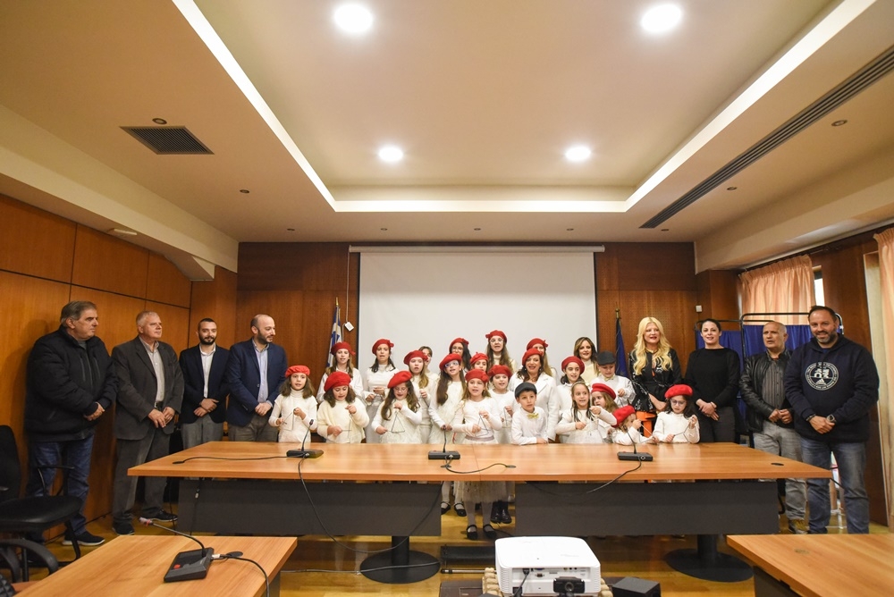 Παιδικές χορωδίες έψαλλαν τα Κάλαντα των Θεοφανίων στον Δήμαρχο Μάριο Ψυχάλη