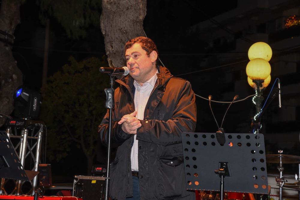 Άναψε το Χριστουγεννιάτικο Δέντρο στην Πεύκη και ανάβει στη Λυκόβρυση την Παρασκευή 6/12