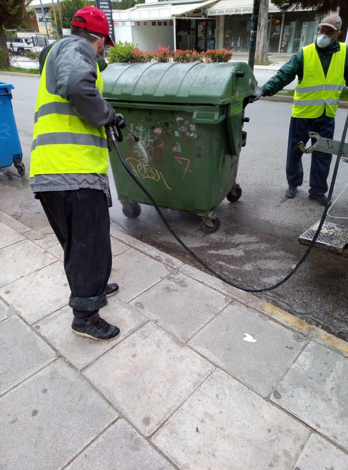 Πλένονται και απολυμαίνονται οι κάδοι αποκομιδής απορριμμάτων