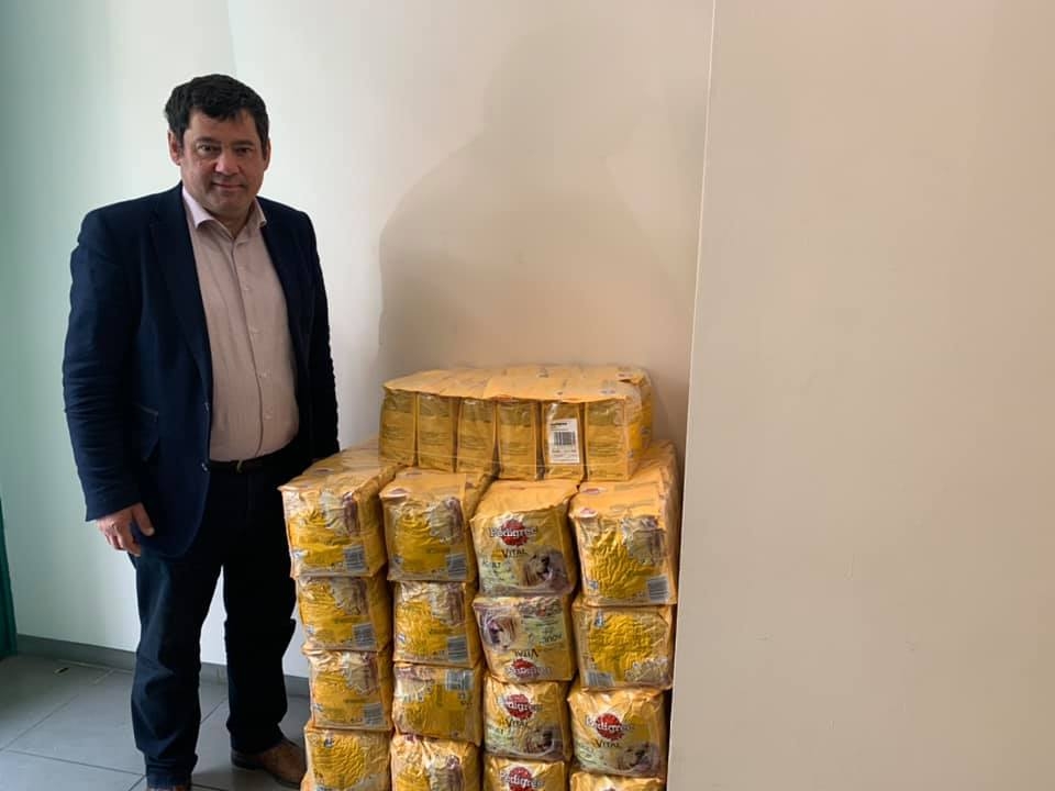 Τροφές για τα αδέσποτα της πόλης παρέλαβε ο Δήμαρχος από την ΠΕΔ Αττικής