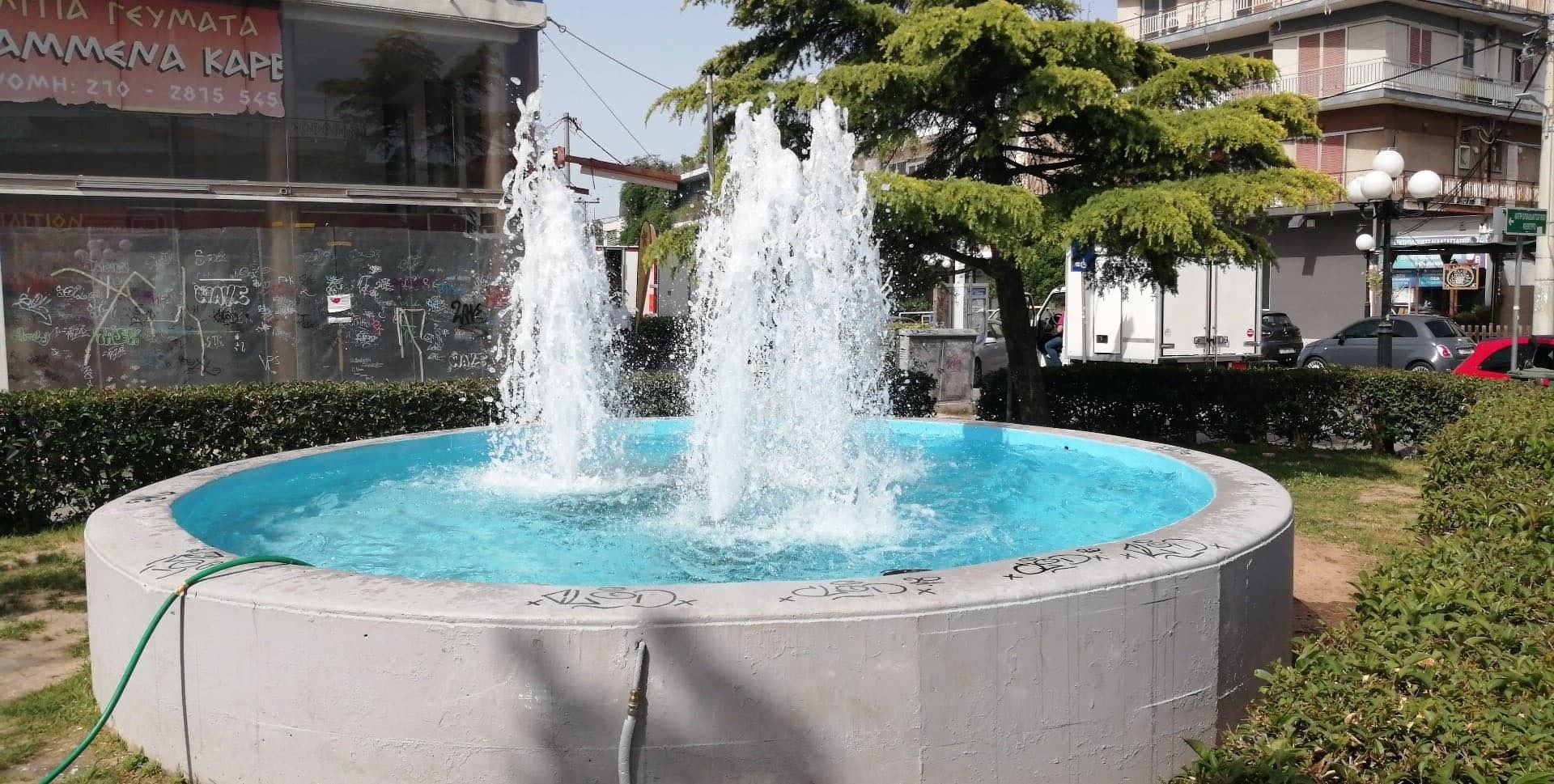 Λειτουργεί ξανά το σιντριβάνι στην Πλατεία της Λυκόβρυσης